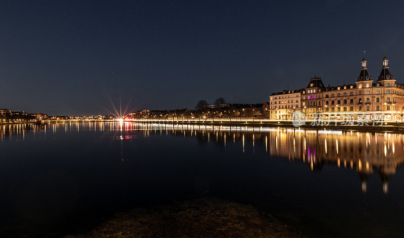 晚上在丹麦哥本哈根的Peblinge So的水边